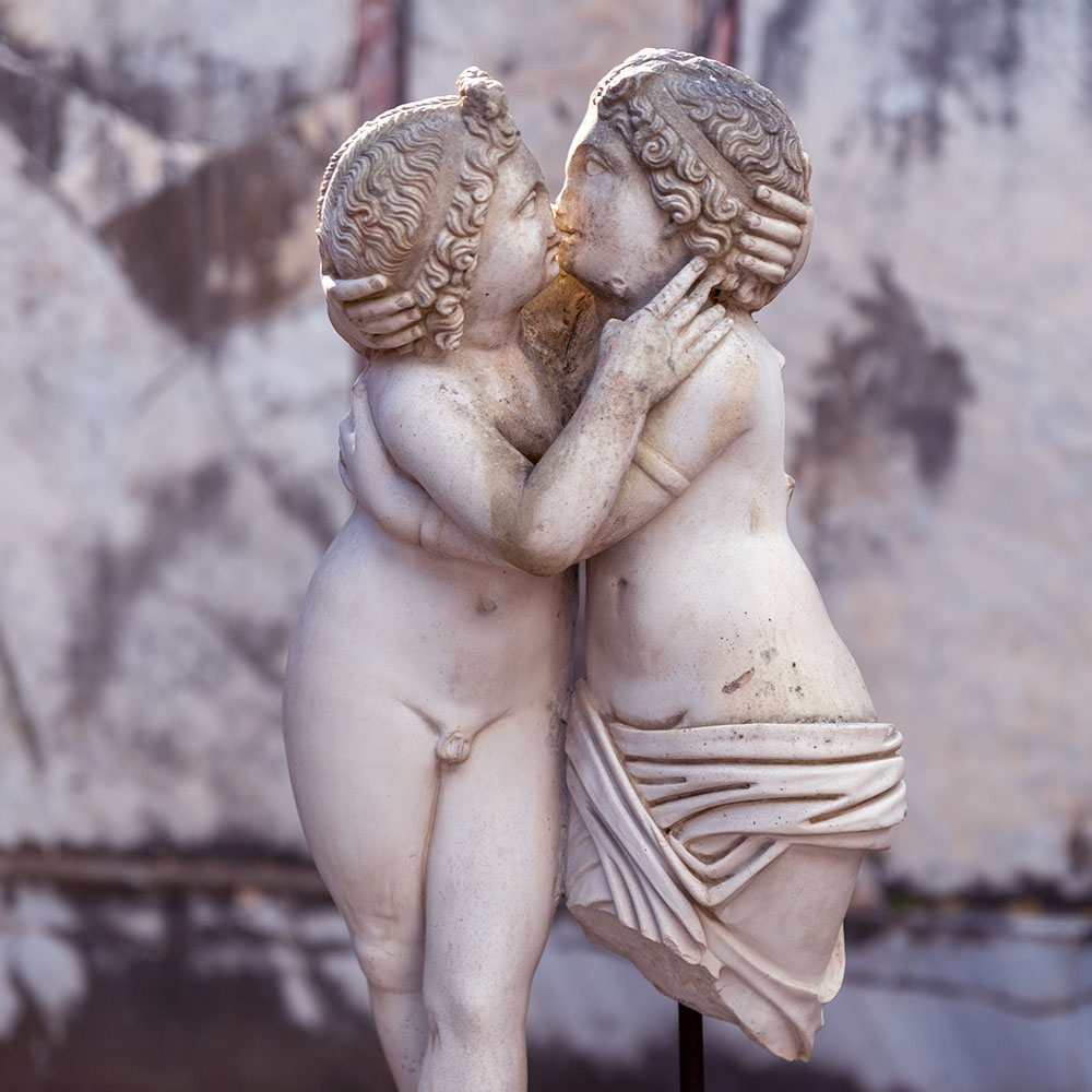 Amore e Psyche a Ostia Antica foto di Andrea Mancini Unsplash